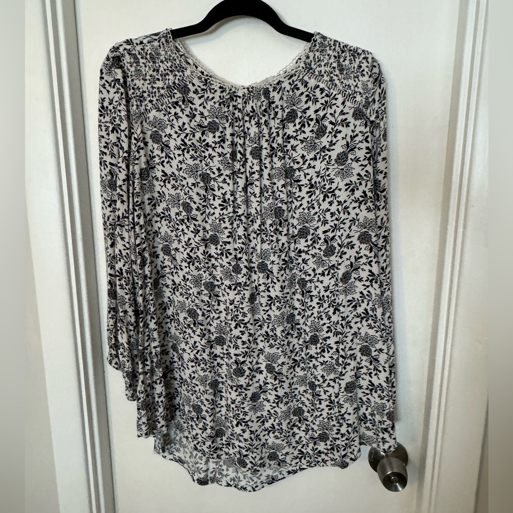 Beautiful LOFT patterned top size XL